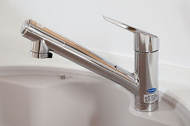 【蛇口一体型浄水器】“飲む・洗う・調理”のあらゆるシーンに対応し、いつでも安心でおいしい水が味わえる蛇口一体型浄水器です。ワンプッシュで浄水・原水の切替ができます。