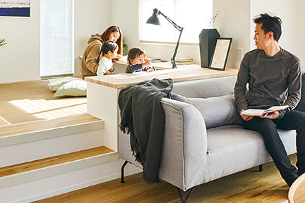 【ステージリビング】
在宅ワークやお子様の宿題などにも便利な堀机カウンターを設えた小上がりのスペース。リビングと程よく繋がる、開放的な空間に仕上げました。※号棟により採用状況が異なります。