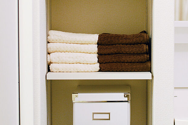 【【リネン庫orリネン棚】】洗面室内には、毎日使うタオルや洗剤・シャンプー類などのストックを収納しておけるスペースをご用意しました。※収納の大きさ・形状は号棟により異なります。