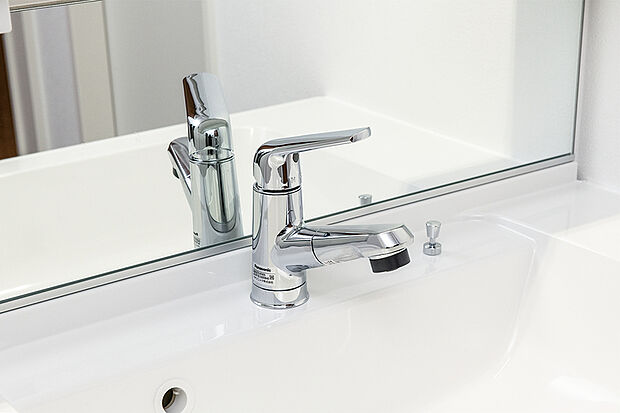 【【マルチシングルレバー水栓】】お湯と水の境目をクリック感でお知らせ。無駄を減らせるエコ水栓です。吐水口のレバーでシャワーの切替も簡単。水を出していると思ったらお湯が出てきて、ムダに光熱費を使うなどの失敗を防ぎます。