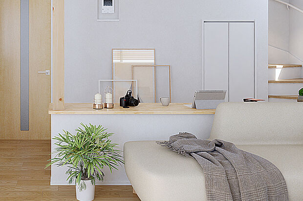 【【STAGE LIVING】】段差で空間をゾーニングしたステージ空間。リビング全体を見渡すことができ、家族の気配を感じながら、仕事や勉強などの自分時間を過ごせます。※号棟により採用状況が異なります。