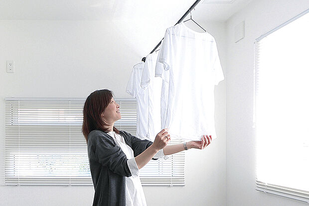 【【MULTI ROOM】】リビングに隣接したマルチルームは、子どもの遊び場や家事室などお好みで使える自由な空間。引き戸を閉めて個室としても使用できます。※号棟により採用状況が異なります。