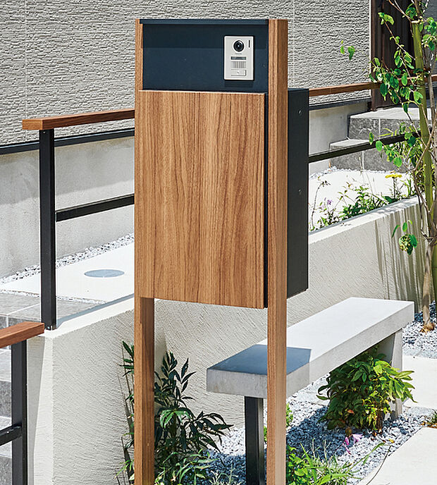 【【宅配ボックス付機能門柱】】手が離せない時や不在の間も荷物が受け取れる、便利な宅配ボックス付の門柱を採用。木目調のアクセントがモダンな邸宅に調和するデザインです。