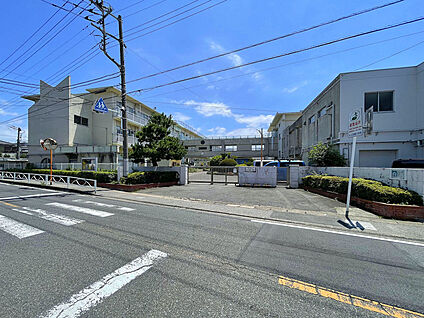 大久保東小学校（現地より徒歩6分） 約470m