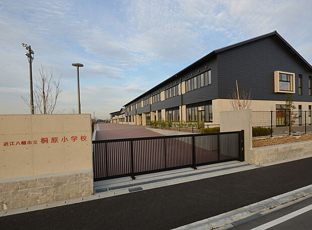 桐原小学校(約2m)