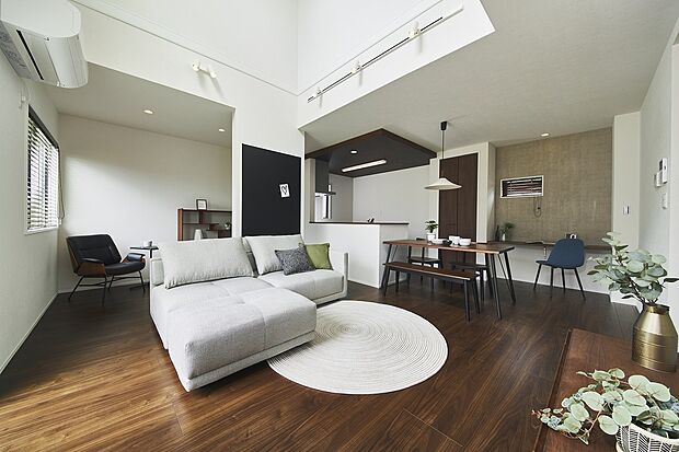 【2号地（モデルルーム）】吹抜をデザインした、明るいリビングが特徴的なお家です。