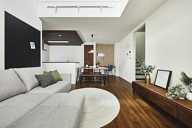 【2号地（モデルルーム）】吹抜をデザインした、明るいリビングが特徴的なお家です。