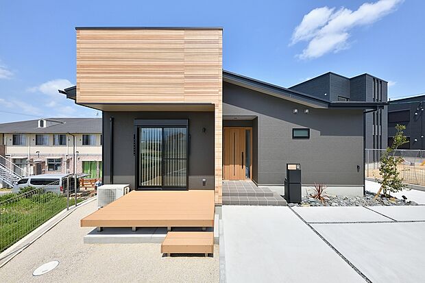 【10号地平屋】ダイナミックな木目を表現した優しい色合いの外壁がナチュラルな雰囲気を醸し出しています。長期間にわたり色あせに強い高耐候性の外壁を採用。