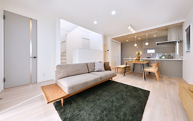 【２号地内観写真】直線的な広々としたLDKです♪階段横にはカウンター付きのマルチスペースを配置。お子様の勉強やPC作業の空間に・・・