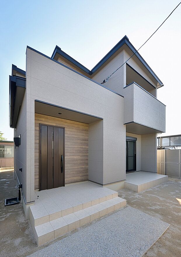 【２号地外観写真】白の外壁の無異質な表情に、繊細で豊かな色彩の外壁をプラスすることで洗練されたシンプルモダンな邸宅に。