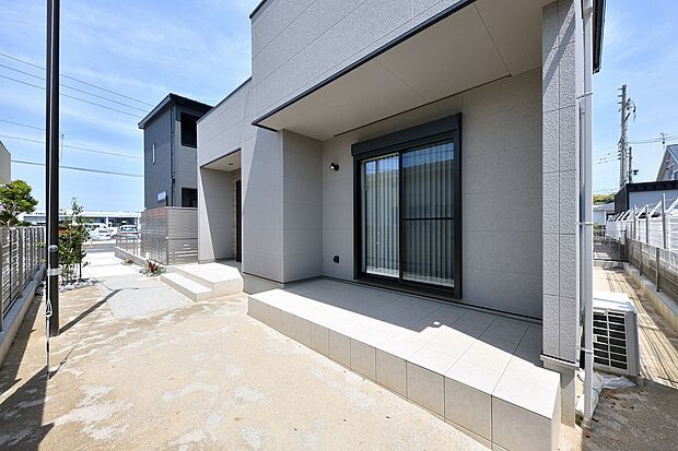 【２号地テラス】奥には広いテラス。旗竿地になってるのでプライベートも守られますね(^^)/