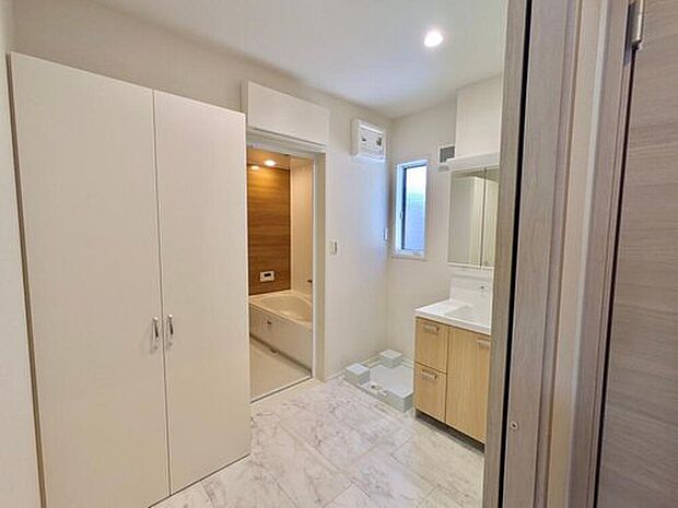 室内(2025年12月)撮影
大容量の収納棚を設けた洗面室は、必要な物をすぐに取り出せて家事もスムーズ。タオルや洗剤、日用品までまとめてしまえて、空間をすっきり保てます。毎日の身支度を快適に支えます。