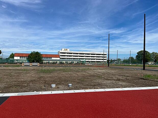 現地（2025年9月）撮影
教育施設へは徒歩圏内のため子育て世帯でも安心です。通学の負担が少なく、送り迎えや登下校の見守りもしやすい距離感です。