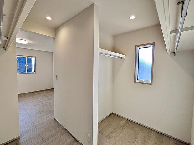 【収納】室内(2025年12月)撮影
3.75帖のウォークインクローゼットは、衣類はもちろん季節家電や布団も収納可能。ゆとりある収納で居室をすっきり保てます。物が増えがちなご家庭でも安心のゆとりある空間です。