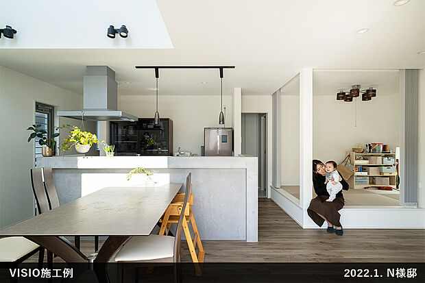 【■VISIO施工例】キッチン近くに小上がりを設置することで、育児・家事動線が魅力的なLDK