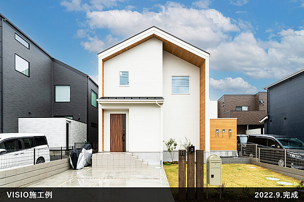 【■VISIO施工例】白い外壁とナチュラルウッドを組み合わせた三角屋根が可愛らしい一邸