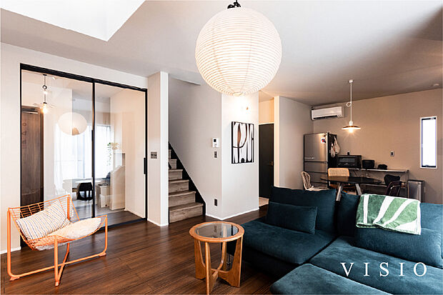 【ほどよく仕切る、心地よいLDK】ガラスの引き戸で玄関と緩やかにつながるLDK。
空間を分けながらも閉塞感がなく、落ち着きと広がりを両立します。