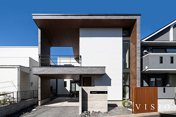 【住まいの“顔”にこだわった外観】奥行きと陰影を活かしたデザインが、第一印象を美しく整えます。
見る角度によって表情が変わる、存在感のある住まいです。