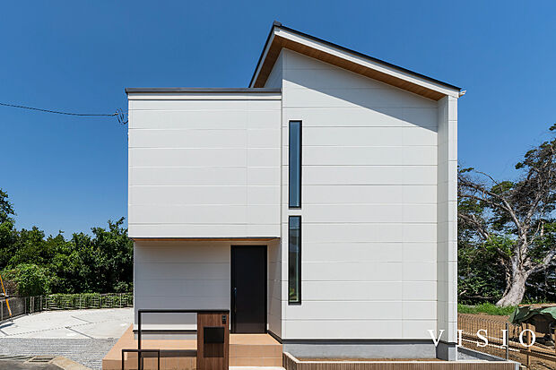 【洗練されたスクエアフォルム】片流れ屋根を組み合わせた、シンプルで美しい外観。
無駄を削ぎ落としたデザインが、住まい全体の質感を際立たせます。