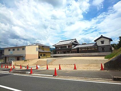 ■現地写真（前面道路西側から敷地）