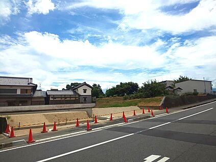■現地写真（前面道路東側から敷地）