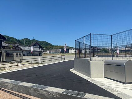 入口ごみ置場付近