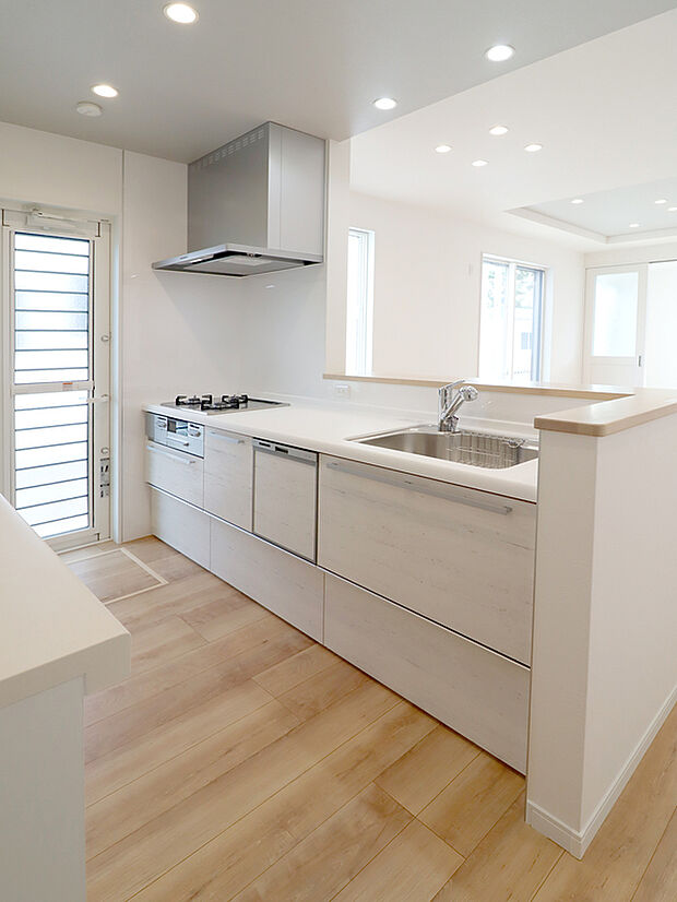 【システムキッチン】3口ガスコンロ・両面焼きグリル・浄水器一体型ハンドシャワー水栓・ビルトイン食洗器・人造大理石ワークトップ