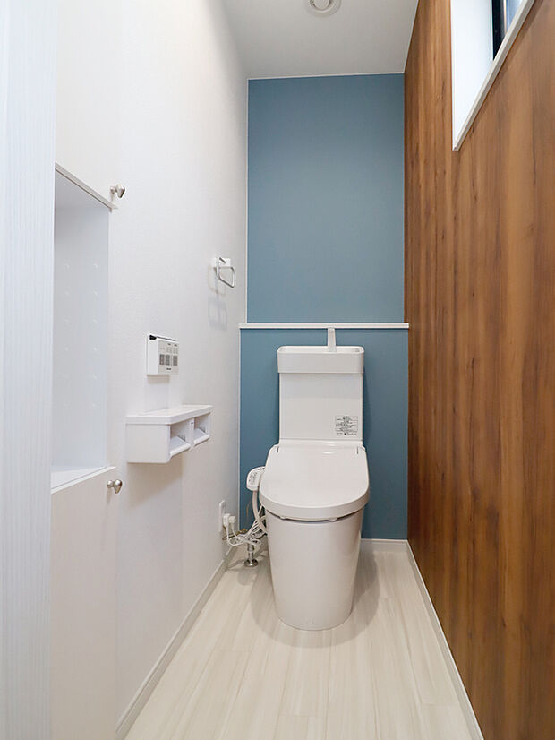 【トイレ】1F・２Fにそれぞれ温水洗浄・暖房便座付きのトイレあり。壁には埋め込み式の収納を設置しています。