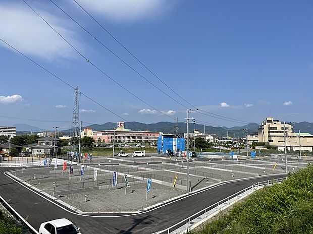 【ビバシティ彦根を望む】ビバシティ彦根まで徒歩6～7分（410～530m）。モール内にはボウリング場や映画館もあり、毎日のお買い物だけでなく週末のレジャーにもご利用いただけます。