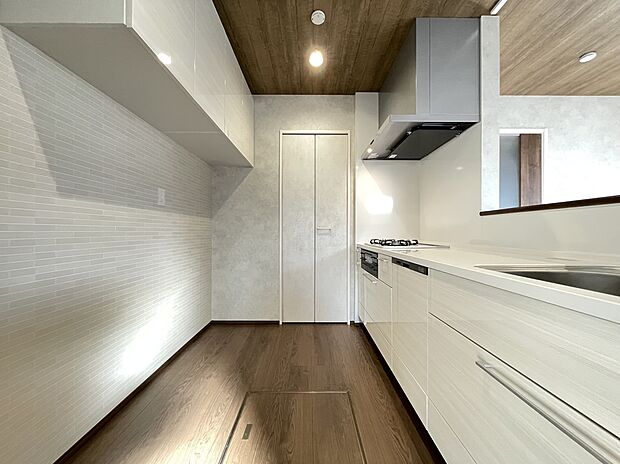 ご家族で立てる広々スペースのキッチンでお料理が楽しくなりそうです。ホワイトを基調としたスタイリッシュなキッチン。