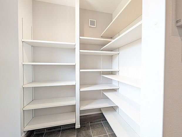 【シューズインクローゼット】玄関には大型のシューズインクローゼットがございます。