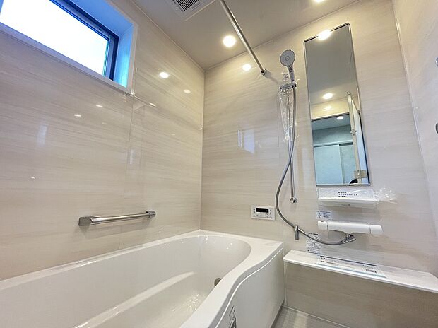 【パナソニック「オフローラ」】お掃除の面倒なカウンターは、取り外しができるため、お掃除ラクラク。断熱湯船は時間差の入浴でもお湯の温度が冷めにくく、エコな暮らしができます。