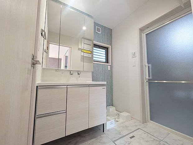 【洗面脱衣室】洗面台は幅900ｍｍのワイドタイプで、忙しい支度時間でもさっと準備ができます。また、水栓は上部にあるため、お掃除ラクラクです。