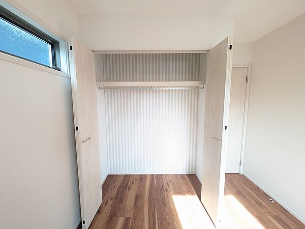 【収納　洋室】2つの洋室へ、収納力ばっちりな収納を設置しております。