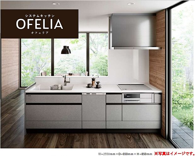 【システムキッチン】硬く丈夫な素材で衝撃や摩耗に強く、キズがつきにくい高耐久キッチン。水や汚れをはじくのでお手入れも簡単。ぬれた布でサッと拭くだけで清潔を保ち、美しさが長持ちします！　※同仕様写真