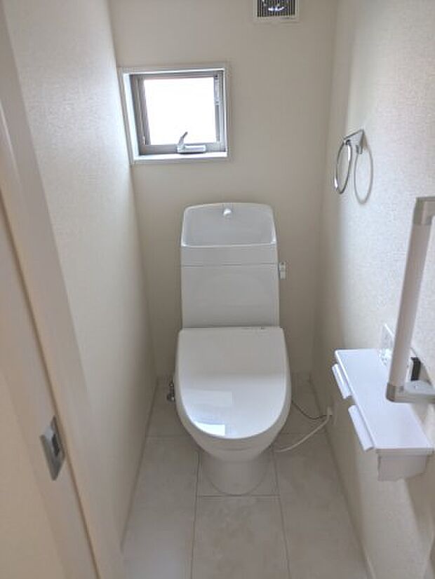 【トイレ】同仕様写真。汚れが付きにくく掃除しやすい設計。ウォシュレット機能付き。オート脱臭機能もありキレイさを保てます。