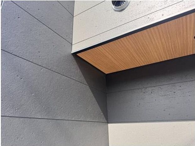 【親水コーティング外壁材】同一仕様 親水コート加工された外壁材の表層は水になじみやすい親水基に覆われています。雨が降ることで親水基が汚れとの間に雨水を入り込みやすくするため、壁に付着した汚れが浮き上がり、雨水と一緒に洗い流してくれるため、外壁に汚れがたまりにくくなり、外観の見た目のキレイさを保つことができます。雨が降らない期間もホース等で外壁に水をかけることで、同様の効果が得られます。※実際のものとは異なります。