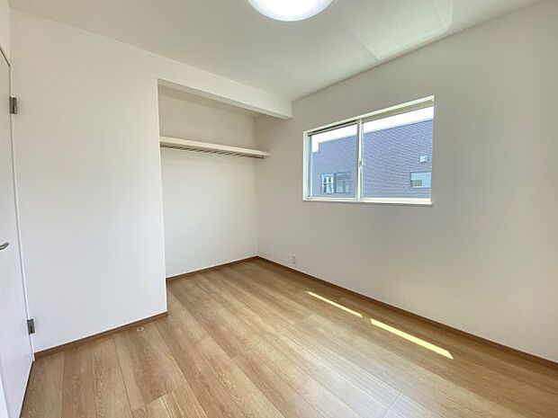 【洋室】【洋室】※同仕様写真。 2階の3部屋はオープンクローゼットを採用。圧迫感のない洋室。デットスペースがなく家具の配置がしやすいのも魅力です♪