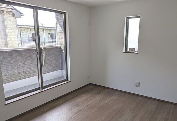 【洋室】2階 バルコニーに面した7.5帖洋室