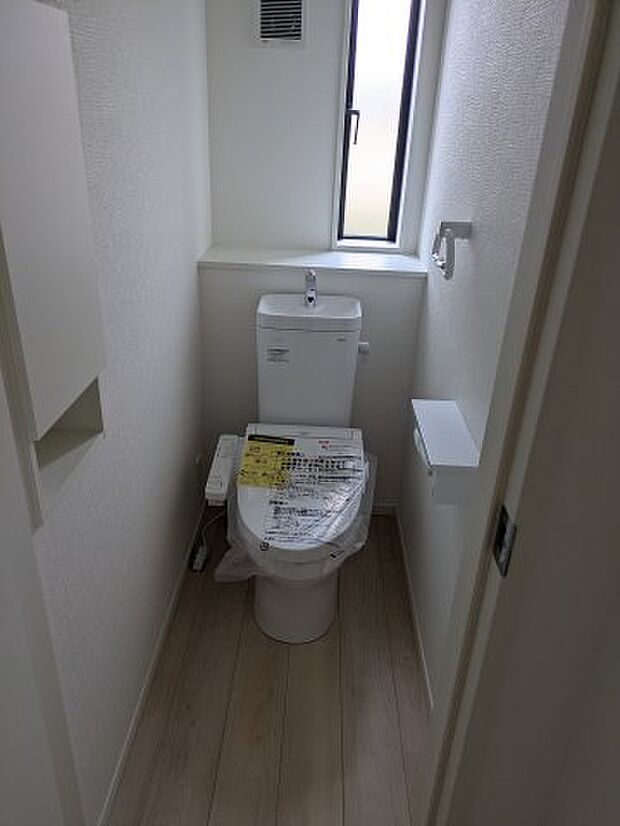 【トイレ】ウォシュレット機能やセンサー感知でフタが自動開閉する機能などの多機能トイレ。汚れにも考慮した設計。