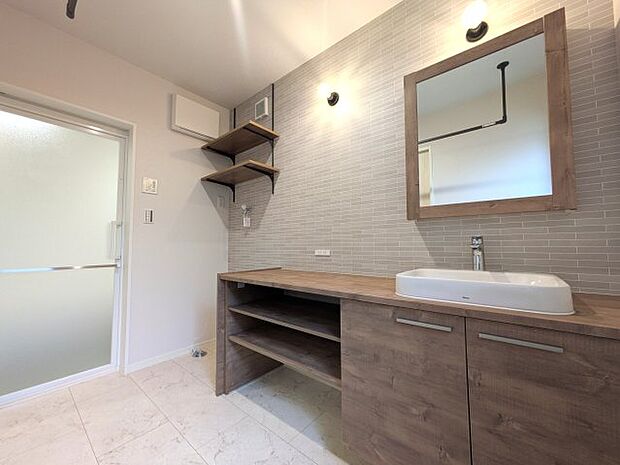 【独立洗面台】木目調のキャビネットタイプは、側面や棚板まで木目で統一されていて、まるで家具のような一体感があります! 広めのカウンターは、入浴後の着替えを置いたりするのに十分なスペースがあります!