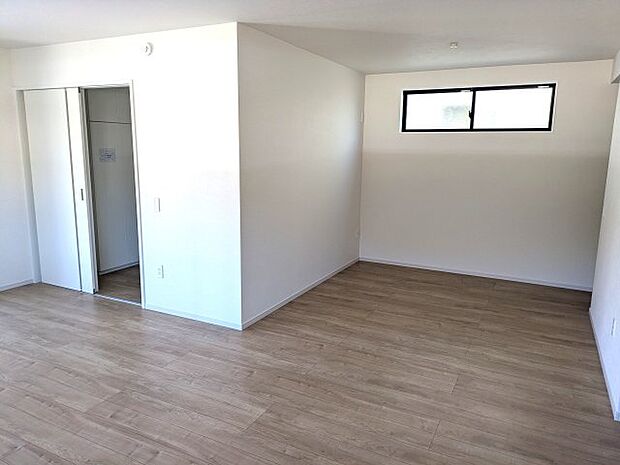 【居間・リビング】リビングの間仕切り対応可スペース。W.I.C付き♪