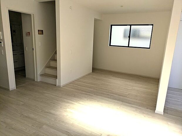 【居間・リビング】リビング階段♪ ファミリーウォークインクローゼット付き♪　床下収納あり♪