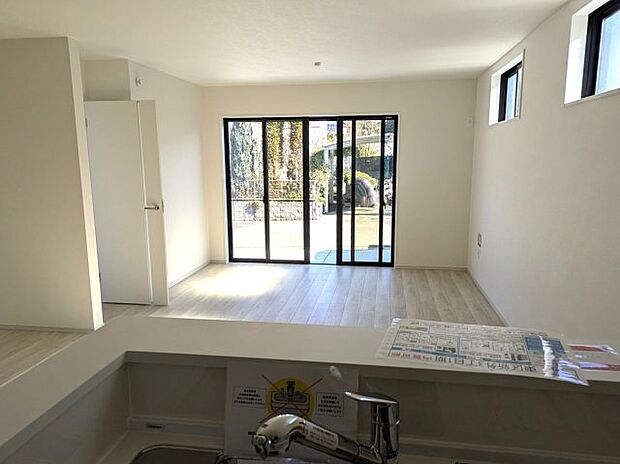 【居間・リビング】キッチンからリビング全体を見渡せます♪