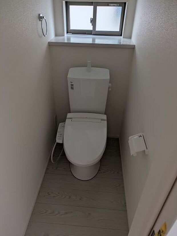 【トイレ】1階2階の両階にあるので生活しやすく便利です♪窓があり換気も充分にできます!