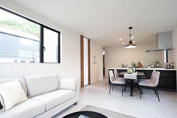 ◆2号地 LDK◆
キッチンのコンロ前の壁を無くすことでリビング全体を見渡せるので、お子様の様子を見ながら家事ができるので安心。ハイドアを採用し、お部屋の広がりが感じられる空間です。