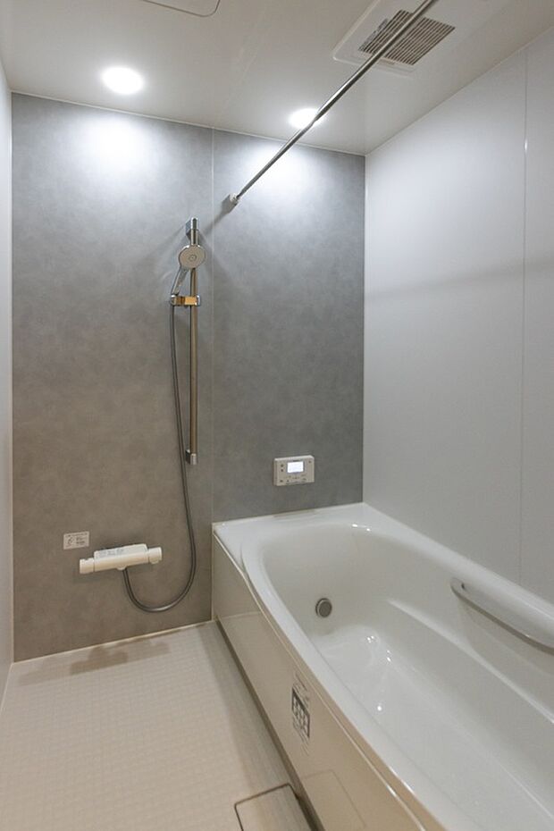 【【浴室】リクシル】最後のひとりまで、あたたかい。保温組フタと浴槽保温材のダブルの保温構造でお湯が冷めにくいお風呂。
浴室換気乾燥暖房機付きで、冬場の寒さによる身体への負担を軽減し快適なバスタイムを実現するとともに、洗濯物の室内干しでもしっかり乾かせます。(1号地写真)