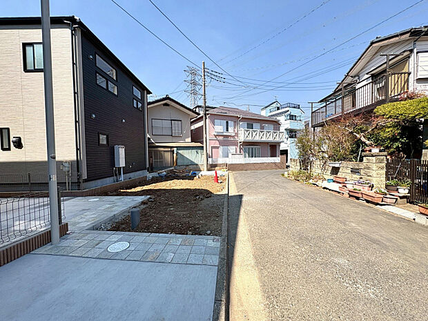 外壁が周囲の街並みと青空に生えるお洒落な仕上がり！周囲には高い建物のないエリア。青い空が大きく感じますね。　