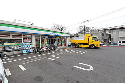 ファミリーマート西東京泉町店 682m