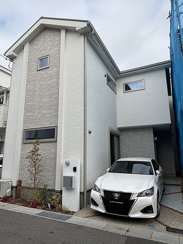 SUVやミニバンなど、3ナンバー車も安心して駐車できるスペースです。